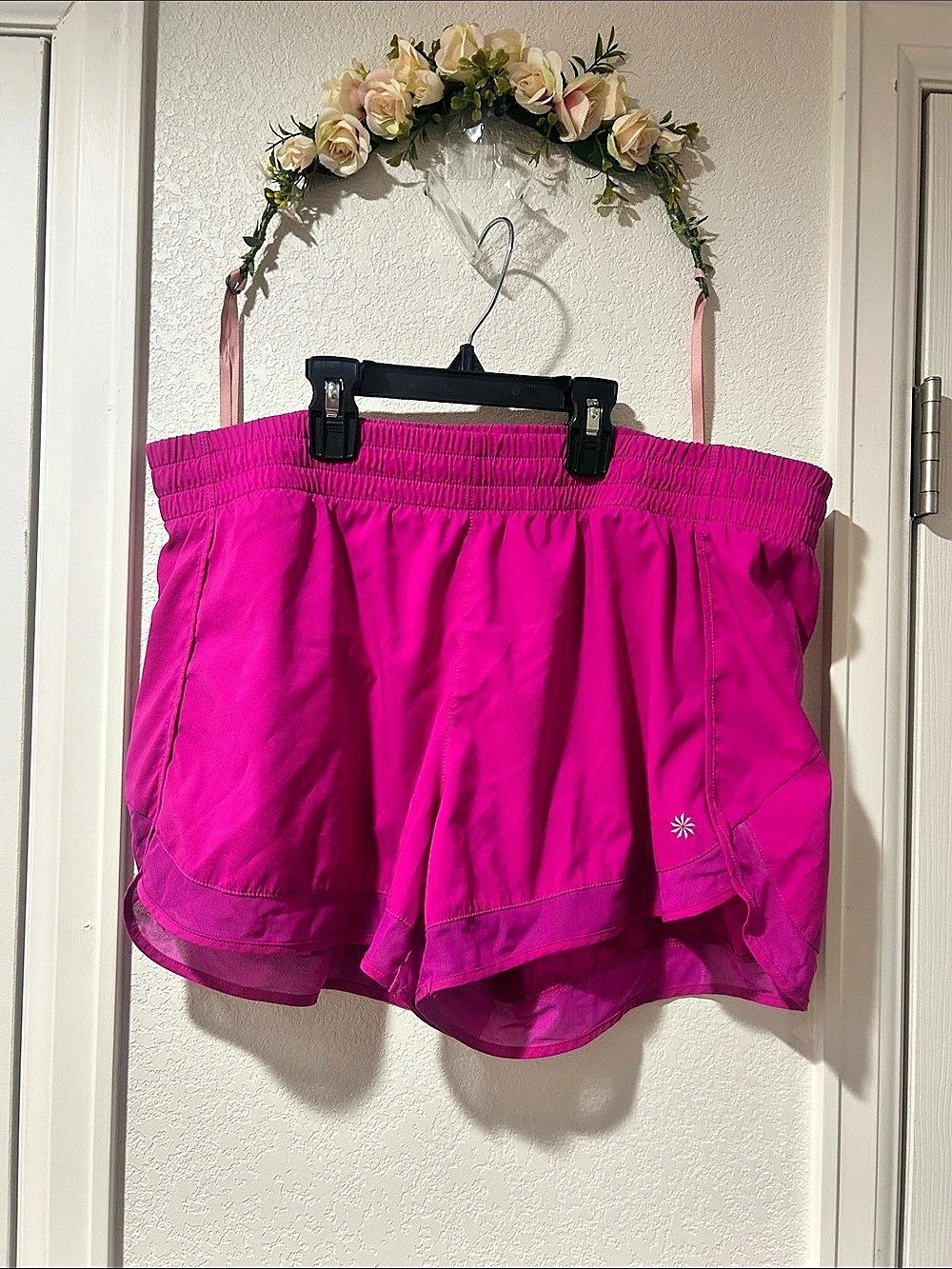 Athleta Mesh Racer Run Mid Rise 4" Short - Picture 2 of 8